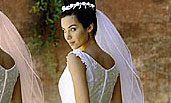 Eine Braut im Brautkleid wird retuschiert
